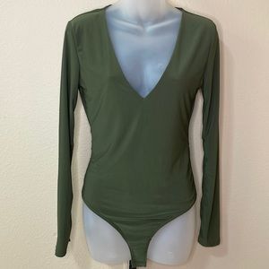Fashion Nova Louise V neck bodysuit M NWT